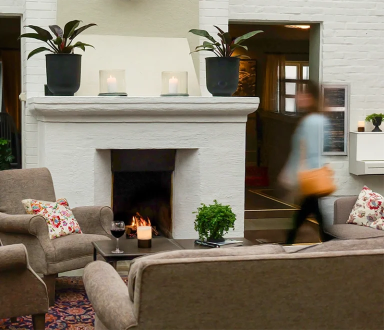 Kvinna går förbi öppen brasa